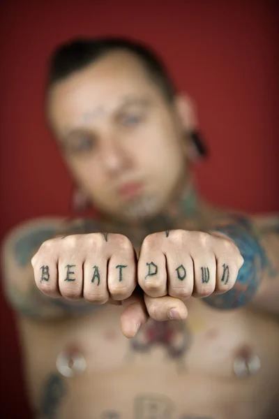 Człowiek z tatuażami. — Zdjęcie stockowe