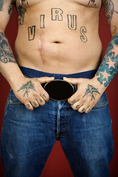 Ενήλικο αρσενικό με τατουάζ. — Φωτογραφία Αρχείου