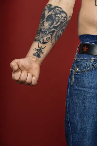 Erwachsener männlicher Arm mit Tätowierung. — Stockfoto