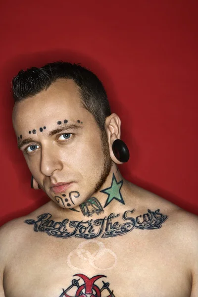 Άνθρωπος με τατουάζ και τρυπήματα. — Φωτογραφία Αρχείου