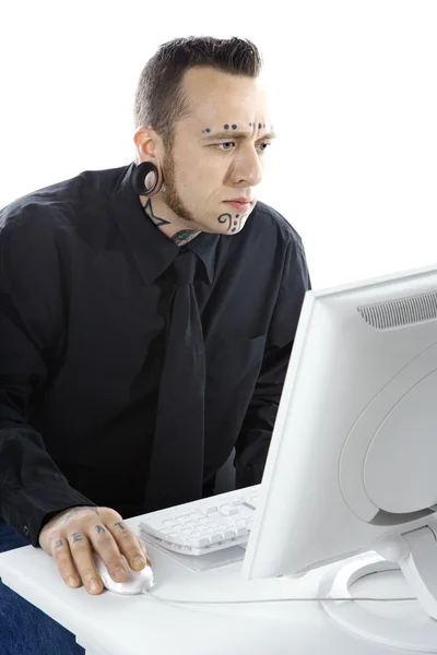 Tattooed man op computer. — Stockfoto