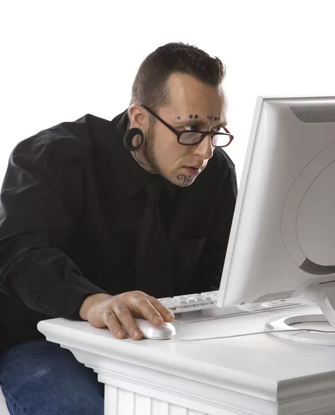 Vuxen man använder dator. — Stockfoto