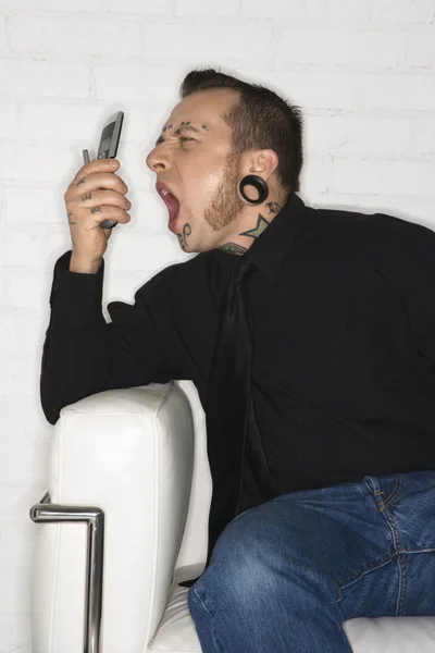 Adulto macho gritando em celular . — Fotografia de Stock