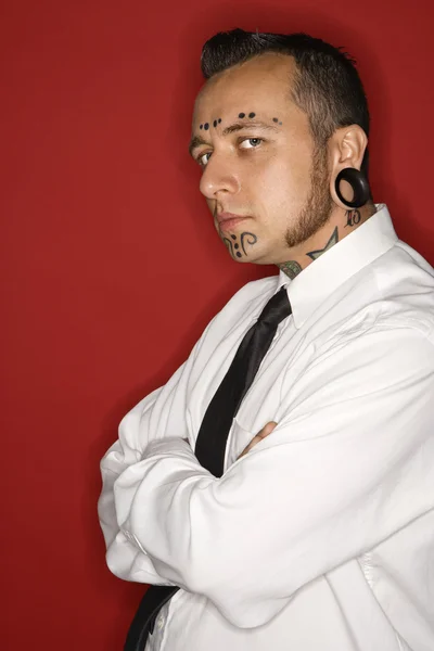 Tattooed man dragen overhemd en stropdas. — Stockfoto