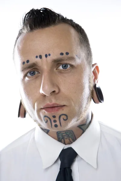 Dospělý muž s tetováním a piercingem. — Stock fotografie