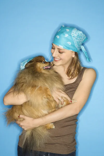 Teen flicka anläggning pomeranian hund. — Stockfoto