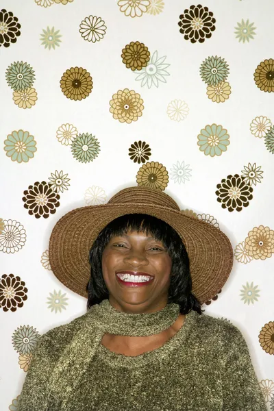 Χαμογελαστή γυναίκα σε φόντο λουλούδι. — Φωτογραφία Αρχείου