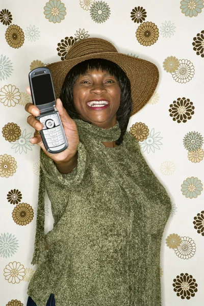 Woman holding out cellphone. — Stock Photo, Image