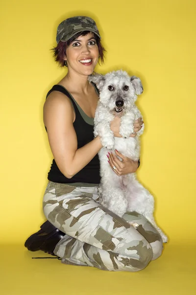 Hübsche junge Frau mit Hund. — Stockfoto