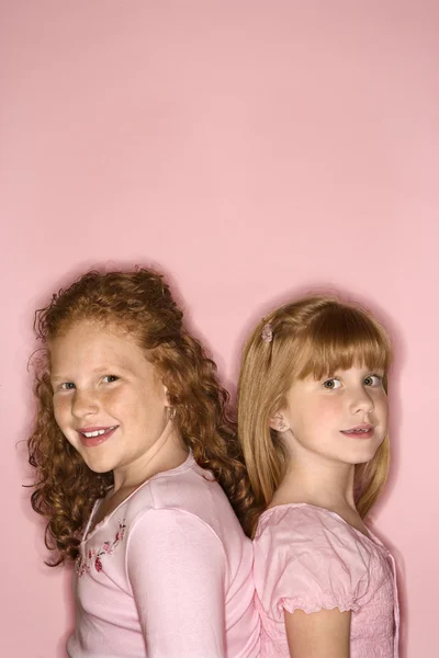 Κορίτσια που στέκονται πλάτη με πλάτη. — Φωτογραφία Αρχείου