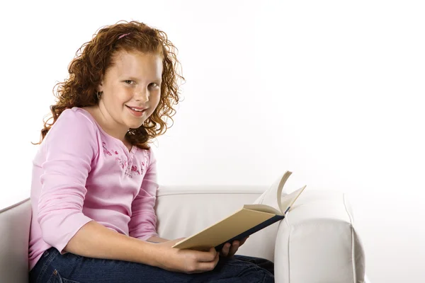 Mädchen sitzen und lesen Buch. — Stockfoto