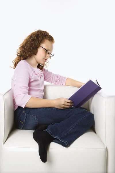 Chica sentada leyendo libro . — Foto de Stock