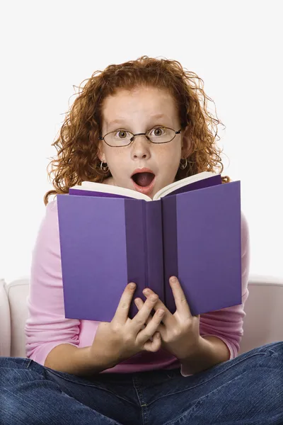 Menina leitura olhando surpreso . — Fotografia de Stock