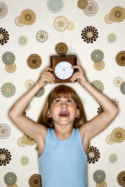 Дівчина тримає годинник над головою . — стокове фото