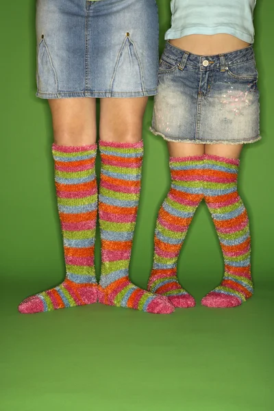 女孩穿着条纹的袜子. — 图库照片