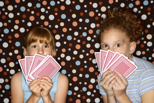 Oyun kağıdı tutan kızlar. — Stok fotoğraf