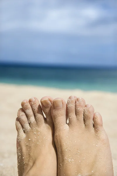 Vrouw zandstrand voeten op strand. — Stockfoto