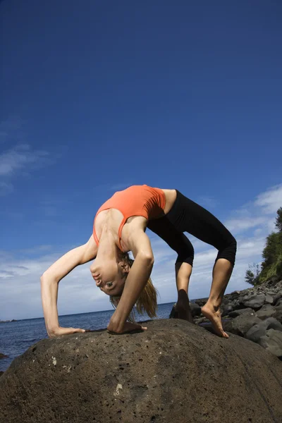 Mulher fazendo ioga na costa . — Fotografia de Stock
