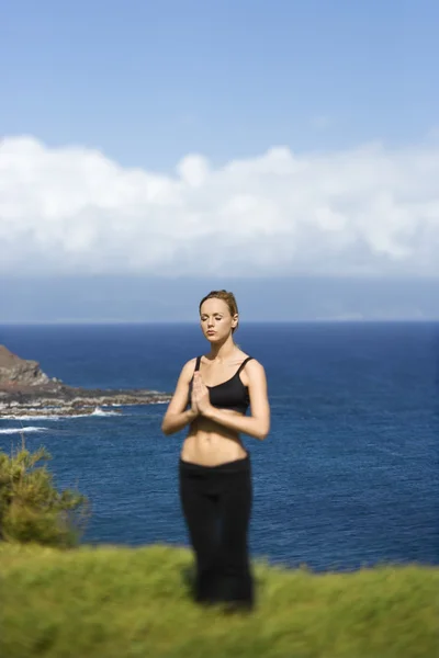 Atrakcyjna młoda kobieta stojąc w medytacji — Zdjęcie stockowe