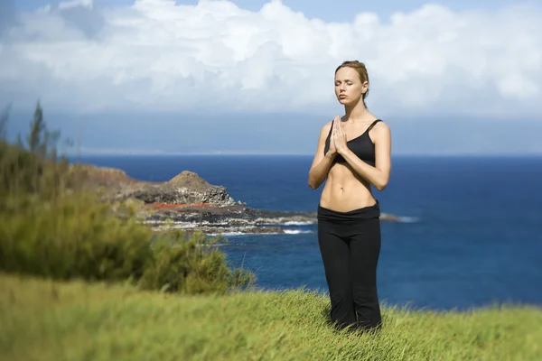 Atrakcyjna młoda kobieta stojąc w medytacji — Zdjęcie stockowe