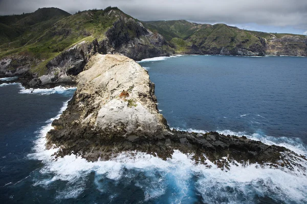 Skalnaté pobřeží havajského. — Stock fotografie
