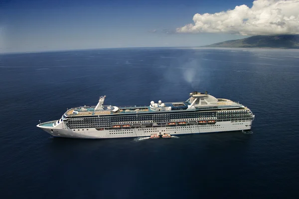 Cruise liner op zee. — Stockfoto