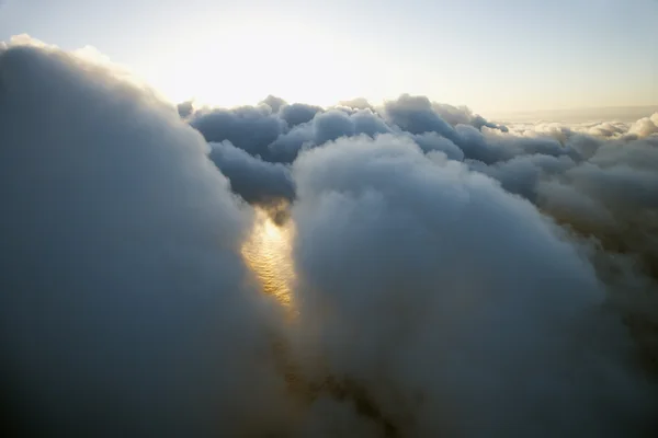 Skyskrapor med moln. — Stockfoto
