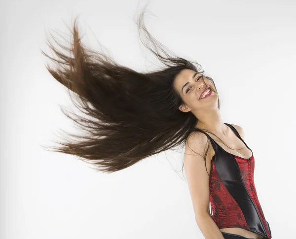 Mulher balançando o cabelo . — Fotografia de Stock