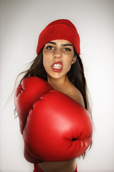 Kvinna med boxhandskar. — Stockfoto
