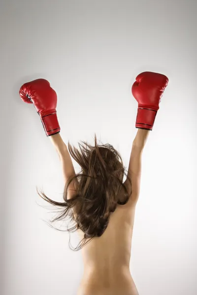 Mujer con guantes de boxeo . — Foto de Stock