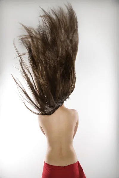 Žena kyvné vlasy. — Stock fotografie