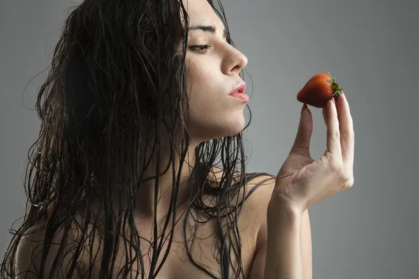 Woman holding strawberry. — Stock Photo, Image