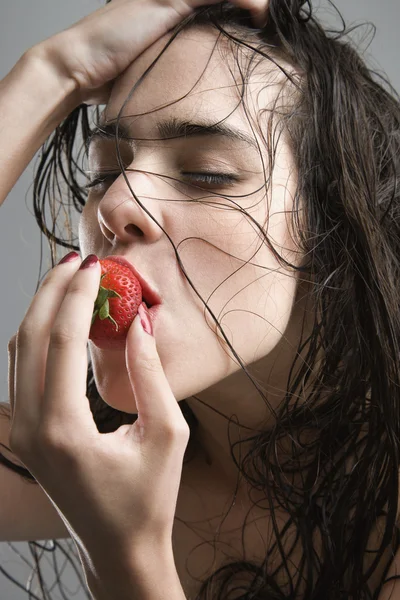 Frau isst Erdbeere. — Stockfoto