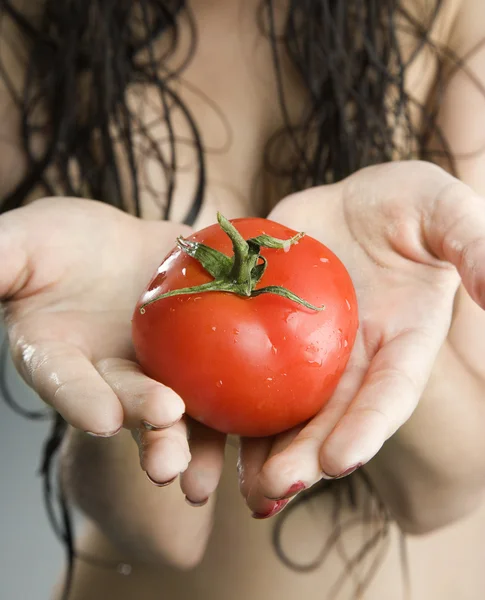 Vrouw bedrijf tomaten. — Stockfoto