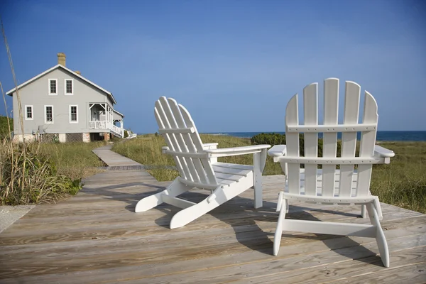 Cadeiras no convés de frente para o oceano — Fotografia de Stock