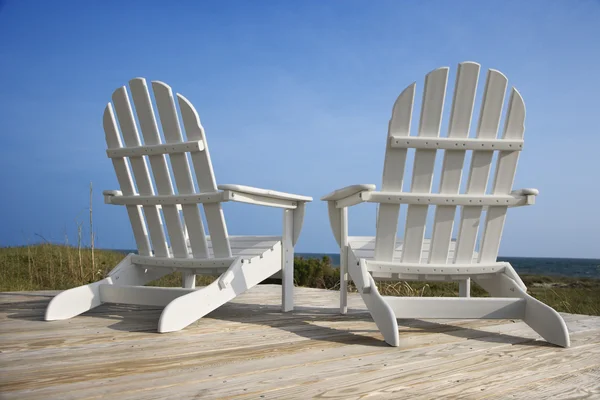 Cadeiras no convés de frente para o oceano — Fotografia de Stock