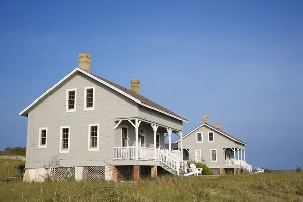 Zwei Häuser direkt am Strand — Stockfoto