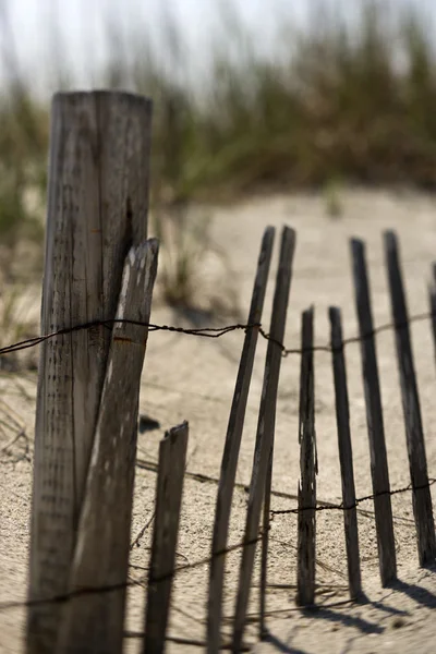 Забор на песчаной дюне . — стоковое фото
