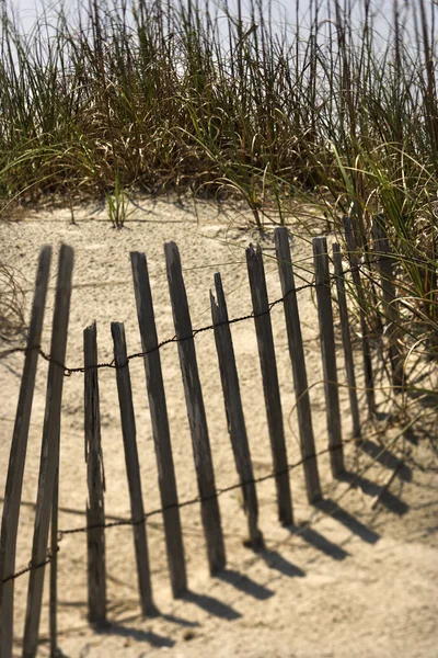 Clôture barrière en bois sur la plage . — Photo