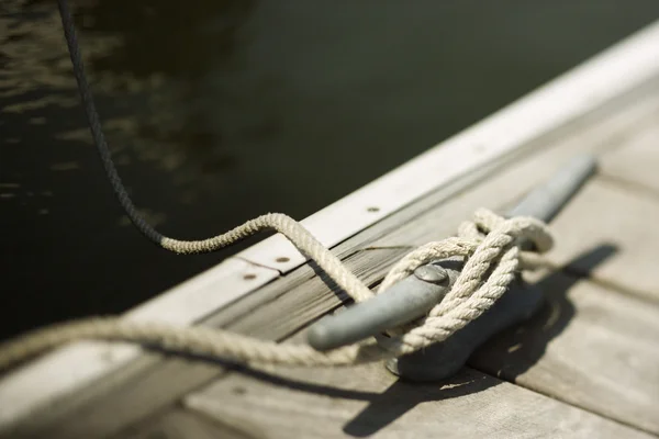 Touw gebonden aan boot dok. — Stockfoto