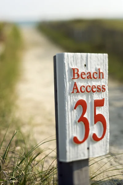 Znak dostępu na plaży. — Zdjęcie stockowe