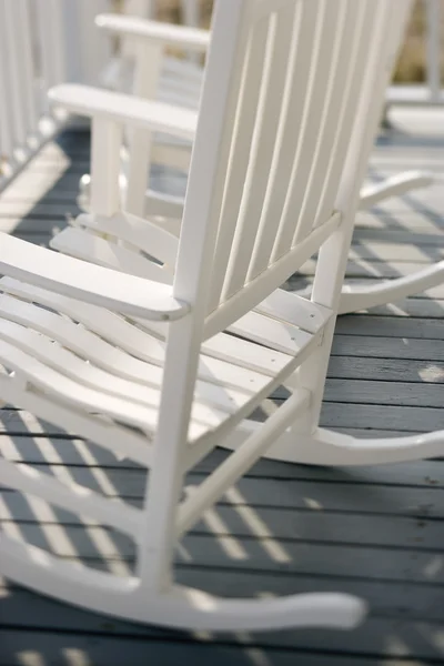 Schommelstoelen op veranda. — Stockfoto