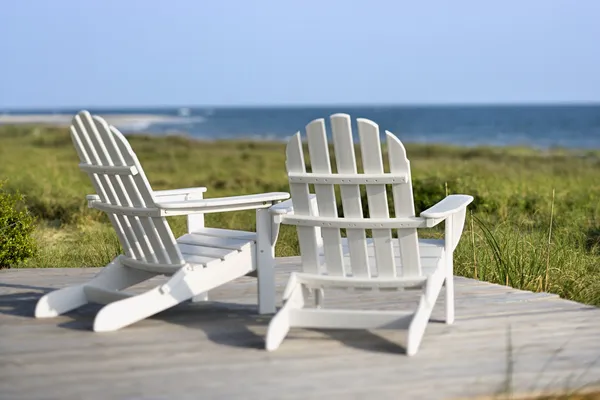 Cadeiras Adirondack com vista para a praia em Bald Head Island, North C — Fotografia de Stock