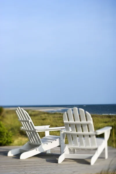 俯瞰海滩的阿第伦达克椅子. — 图库照片