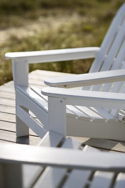 Adirondack stoelen op strand. — Stockfoto