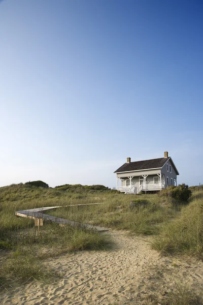 Huis met pad naar strand. — Stockfoto