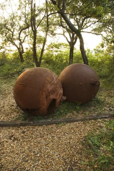Deux boules de métal rouillées . — Photo