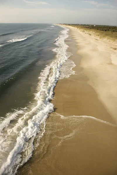 Κύματα που σκάνε στην παραλία. — Φωτογραφία Αρχείου