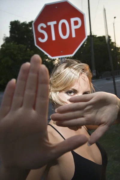 Mujer haciendo gestos con las manos. — Stockfoto
