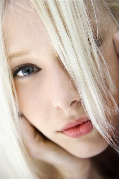 Porträtt av blond kvinna. — Stockfoto
